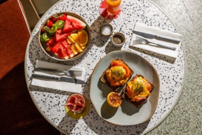 Bol de fruits healthy et tartines gourmandes servies lors du brunch au TRIBE London Canary Wharf