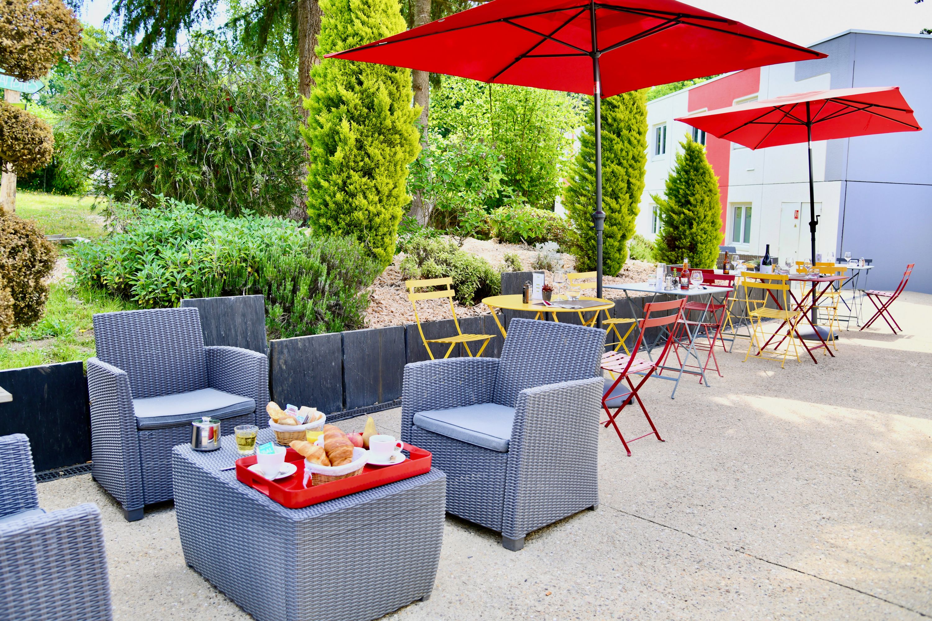 Outdoor Breakfast at ibis Quimper - France