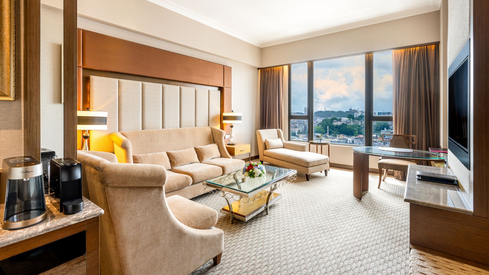 Luxury Accor Hotel Suite City View