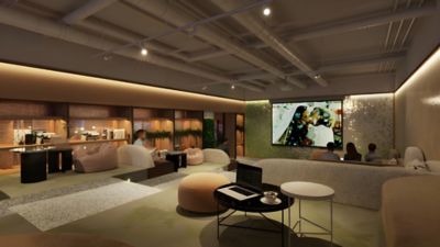 Hauseigenes Kino im Novotel Tallinn mit Sofas, Sesseln und kleinen Tischen