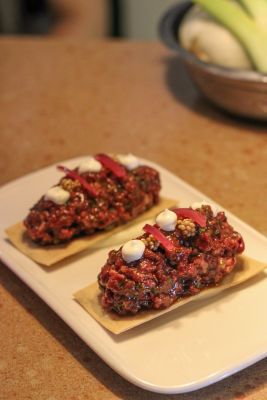 Dos porciones del cap i pota con tartar de gamba sobre un plato blanco