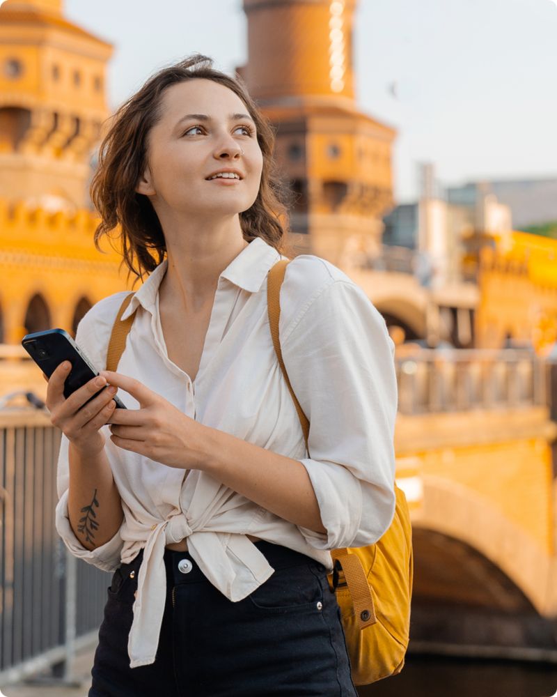 Vrouw met mobiel in de hand in de stad