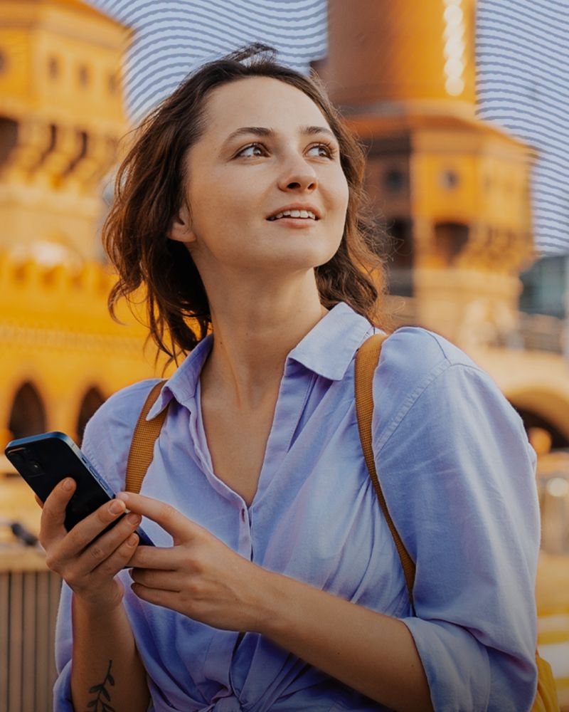 Frau mit Handy in der Hand in der Stad