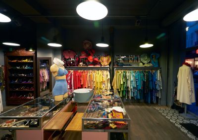 Kleidung, Schuhe und Accessoires im eleganten Vintage-Shop Thanx God I’m a VIP in Paris