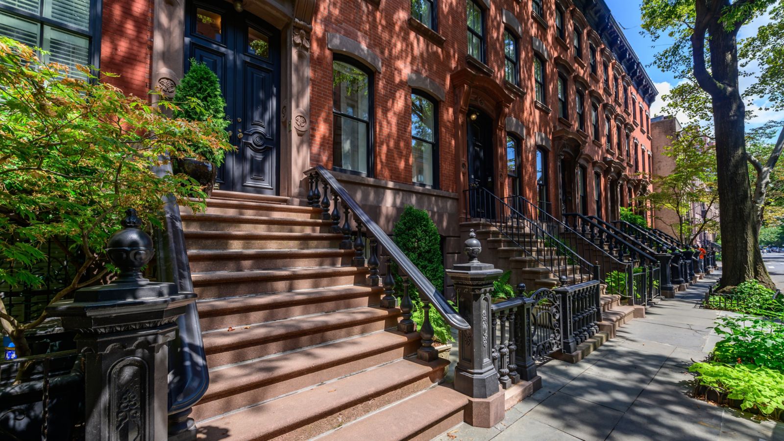 Desistir de tudo para ir atrás do sonho americano? Foi o que fez Arnaud Montagard, jovem fotógrafo francês que, após se formar na Escola de Negócios, decidiu viver da sua paixão. É na companhia de Arnaud que convidamos você a passar um dia na cidade que nunca dorme. Boa viagem!