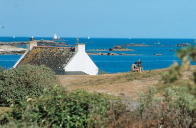 Artiste qui peint le paysage sur la plage de Quiberon