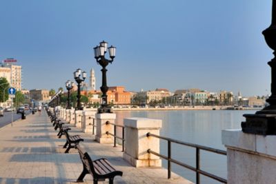 Promenade in Bari mit zahlreichen Bänken und Meerblick
