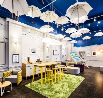 Salon design dans l’hôtel ibis Styles Manchester Portland Hotel, idéal pour une activité en famille lors d’un week-end à Manchester