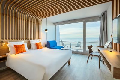 Marathonienne qui s’entraîne sur les rives de la Seine à Paris