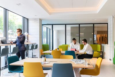 Freelances travaillant dans un coworking Wojo dans un hôtel à Monte-Carlo