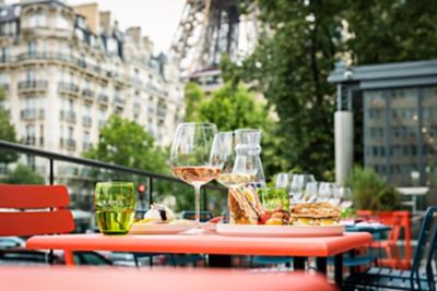 Tisch auf der Terrasse des Frame Restaurants, Paris, mit dem Eiffelturm im Hintergrund