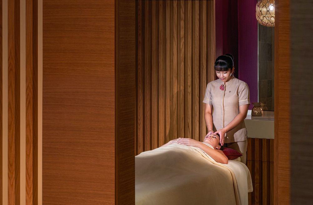 Cinq Mondes Spa - massage treatment