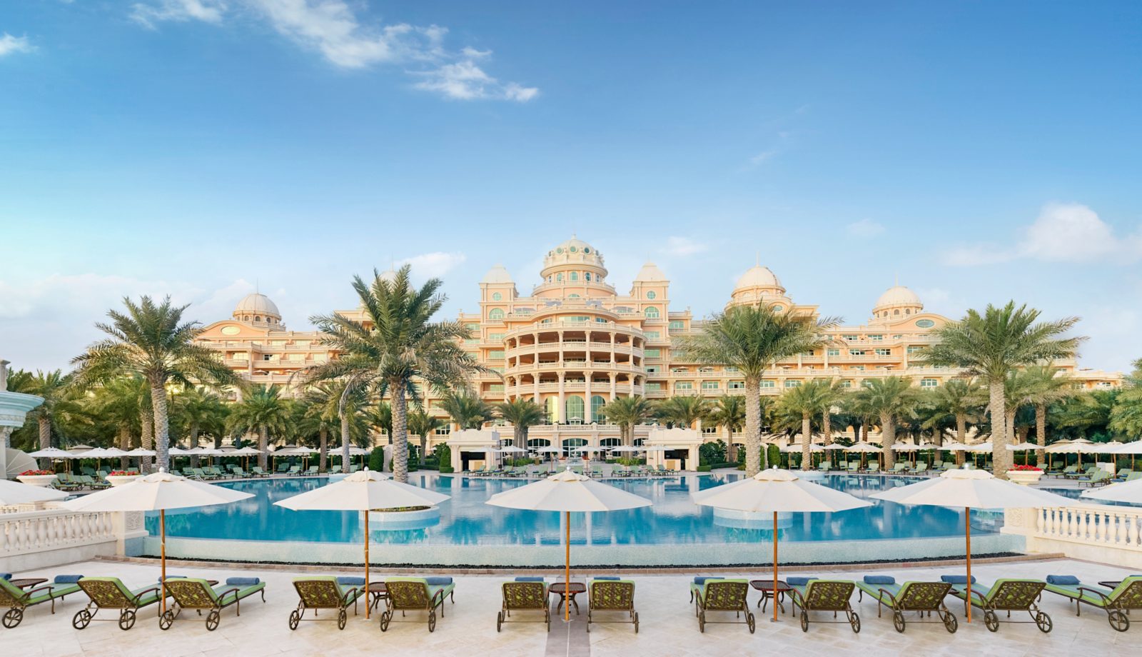 Vue de la grande piscine extérieure du Raffles The Palm Dubai