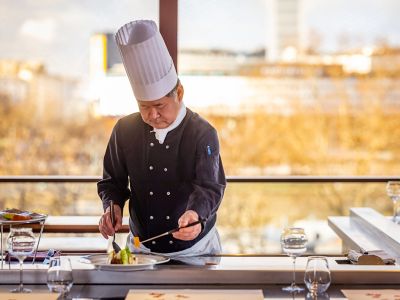 A teppanyaki chef cooking on a griddle at Le Benkay Japanese restaurant in Paris