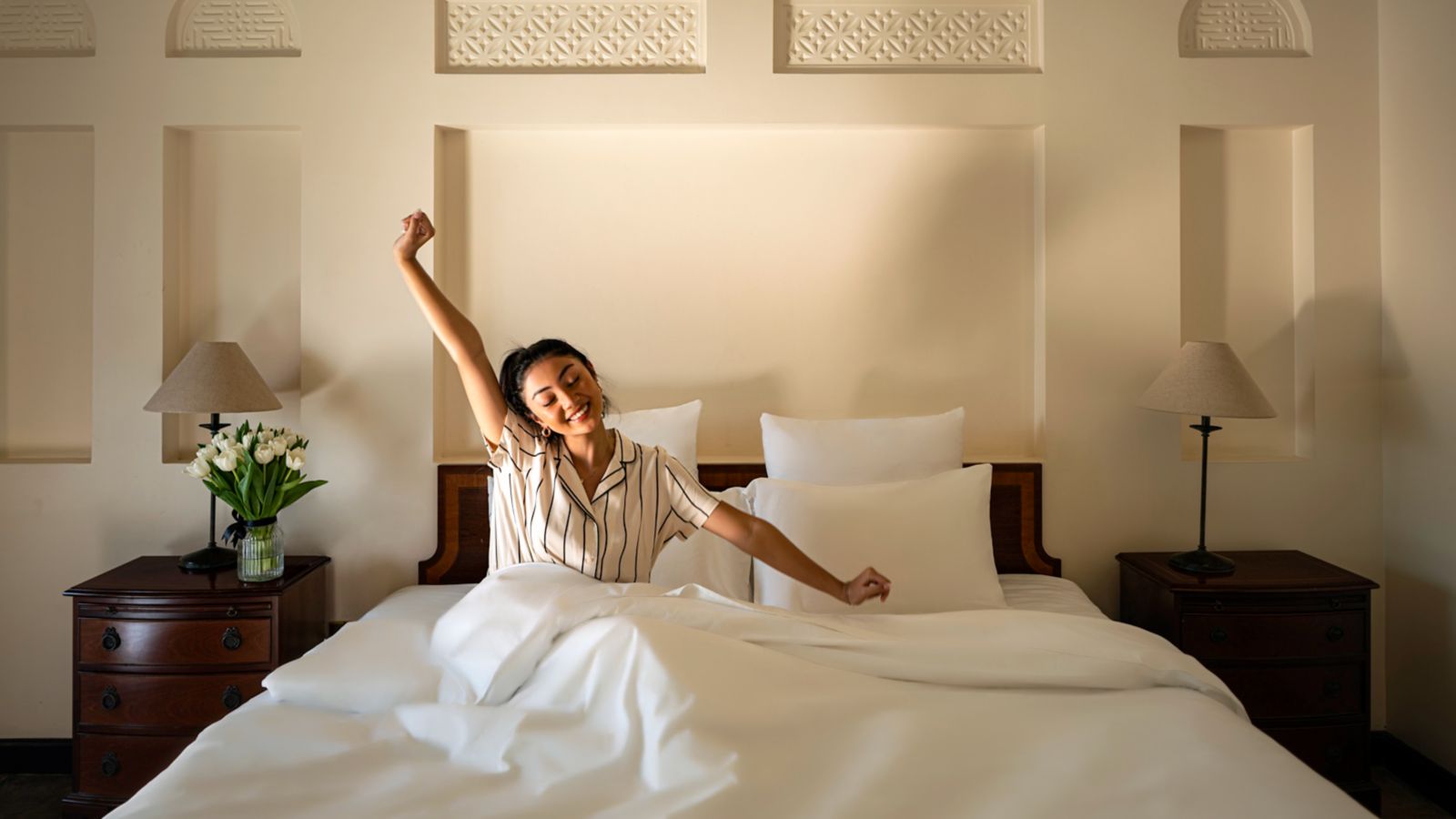 Femme qui s’entraîne pour un marathon en France, au bord d’un lac en montagne
