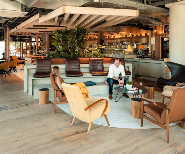 lobby met drie mensen