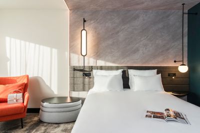 Marathonienne qui s’entraîne sur les rives de la Seine à Paris