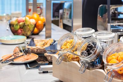 Frühstücksbuffet im ibis Styles Bern City mit frischem und eingelegtem Obst