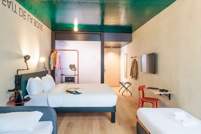 Familienzimmer im ibis Styles Bern City mit extra Bettsofa, kleinem Tisch und viel Platz