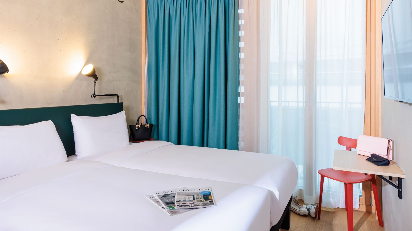 Modernes Hotelzimmer im ibis Styles Bern City mit bunten Farbakzenten