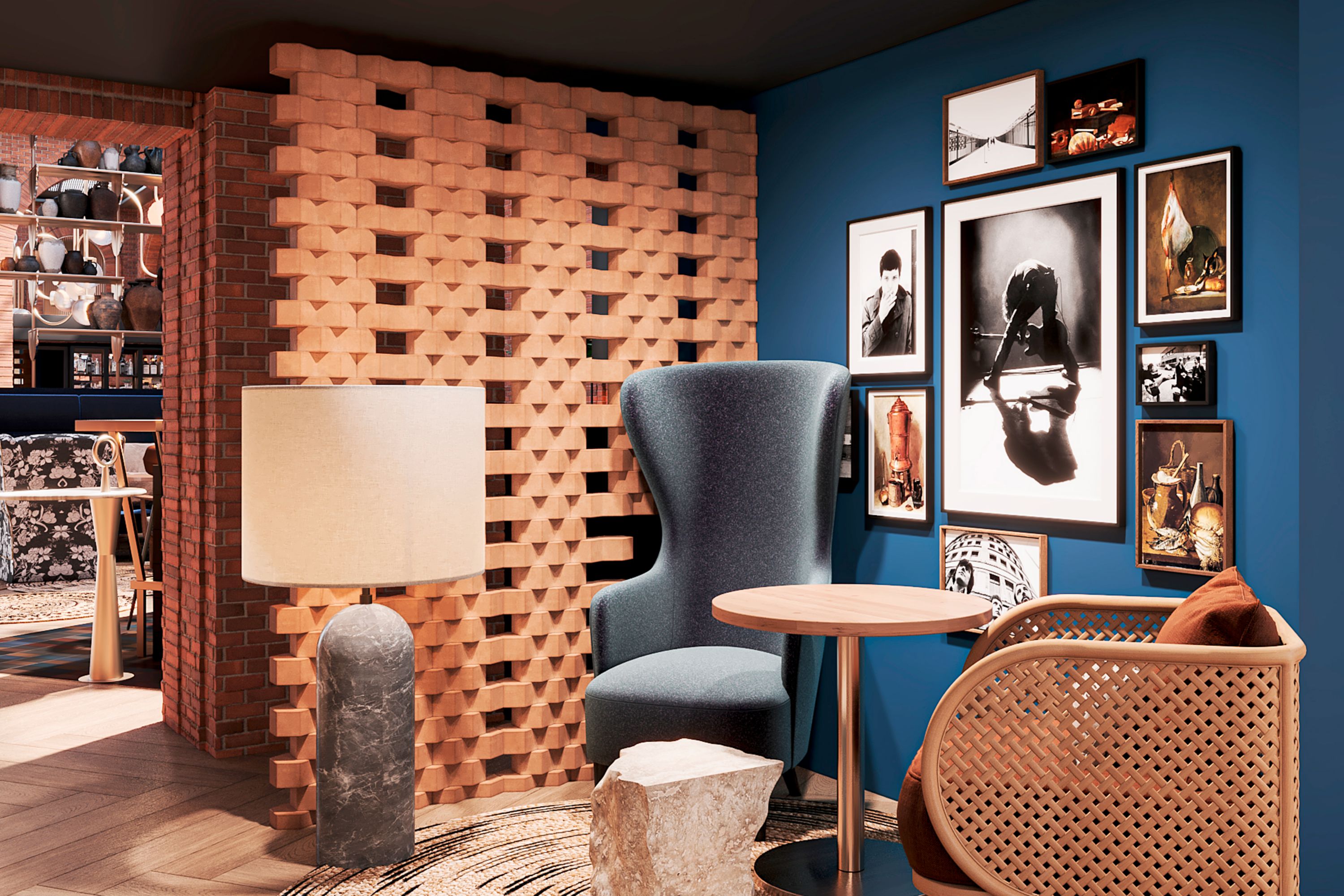 Coin salon cosy dans le couloir d’un hôtel à Toulouse, avec assises et table, décoré de posters encadrés d’artistes du mouvement Madchester