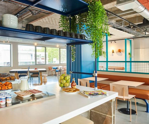 lobby met drie mensen