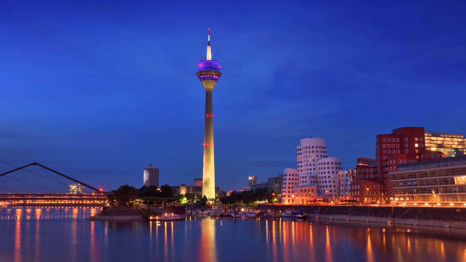 Destination Düsseldorf 547022042 - Germany