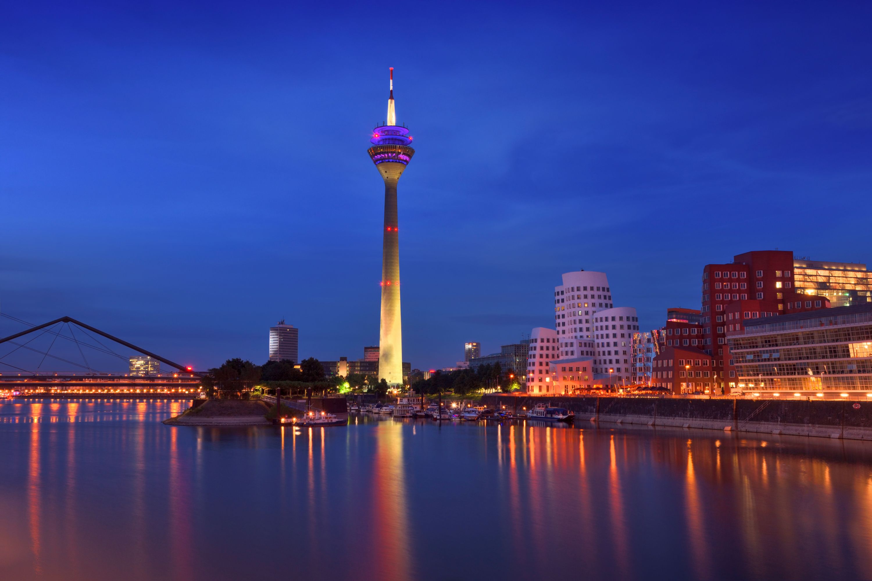 Destination Düsseldorf 547022042 - Germany