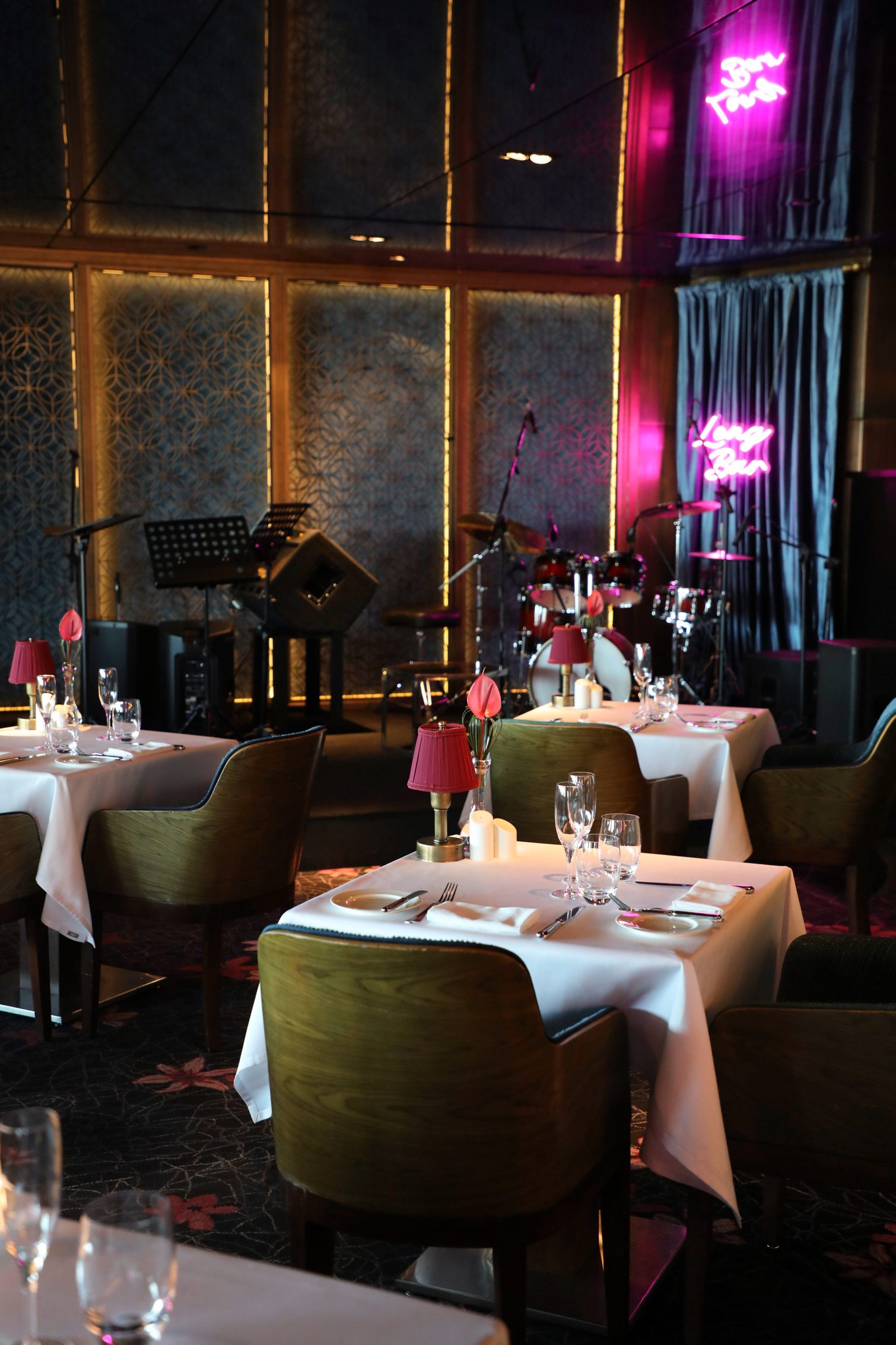 ロングバーのライブ：Raffles Istanbulでの活気あふれる夜を