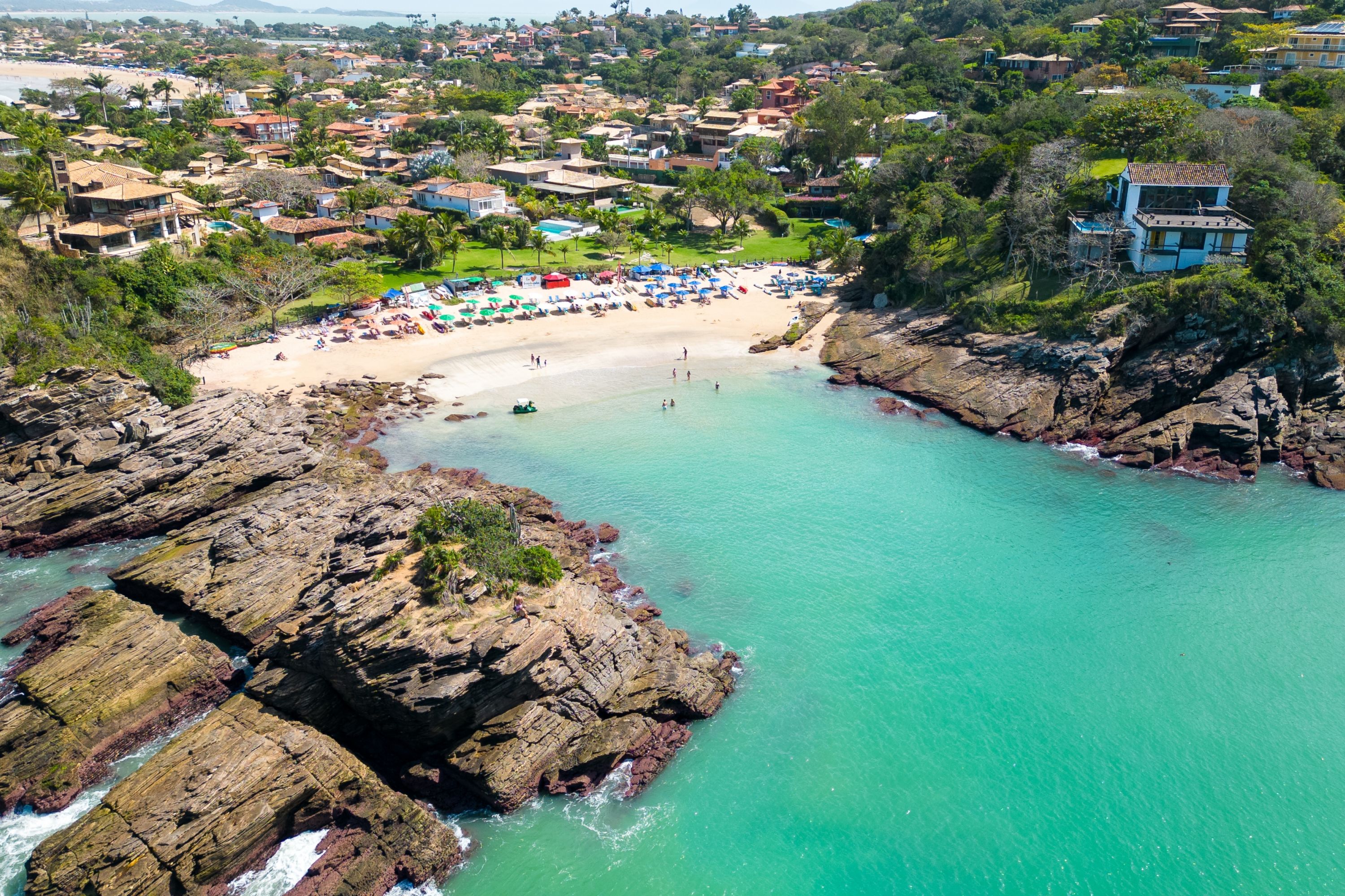 Vista aerea de uma praia de Cabo Frio com água cristalina