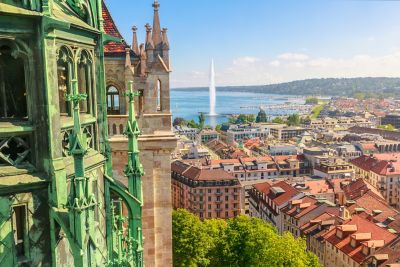 Flèche de la cathédrale de Genève et en arrière-plan le jet d’eau qui se jette dans le lac Léman