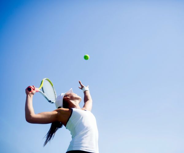 mulher jogando tenis