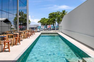 Foto da piscina do hotel ibis styles maceió pajuçara