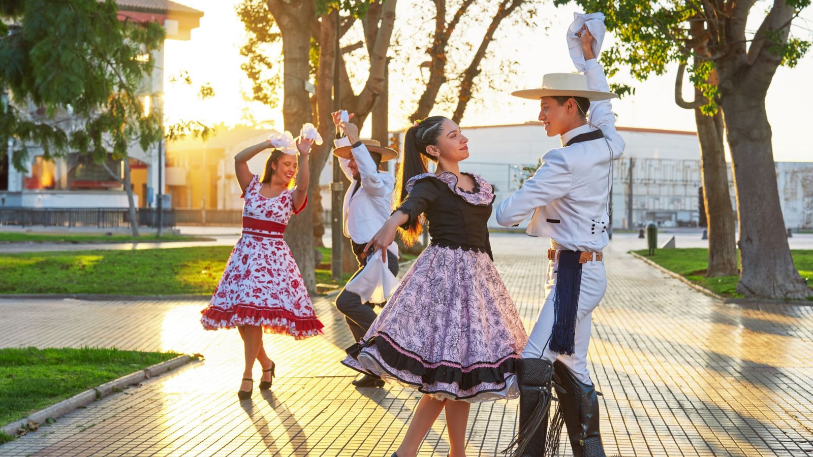parejas bailando en las fiestas patrias en Chile