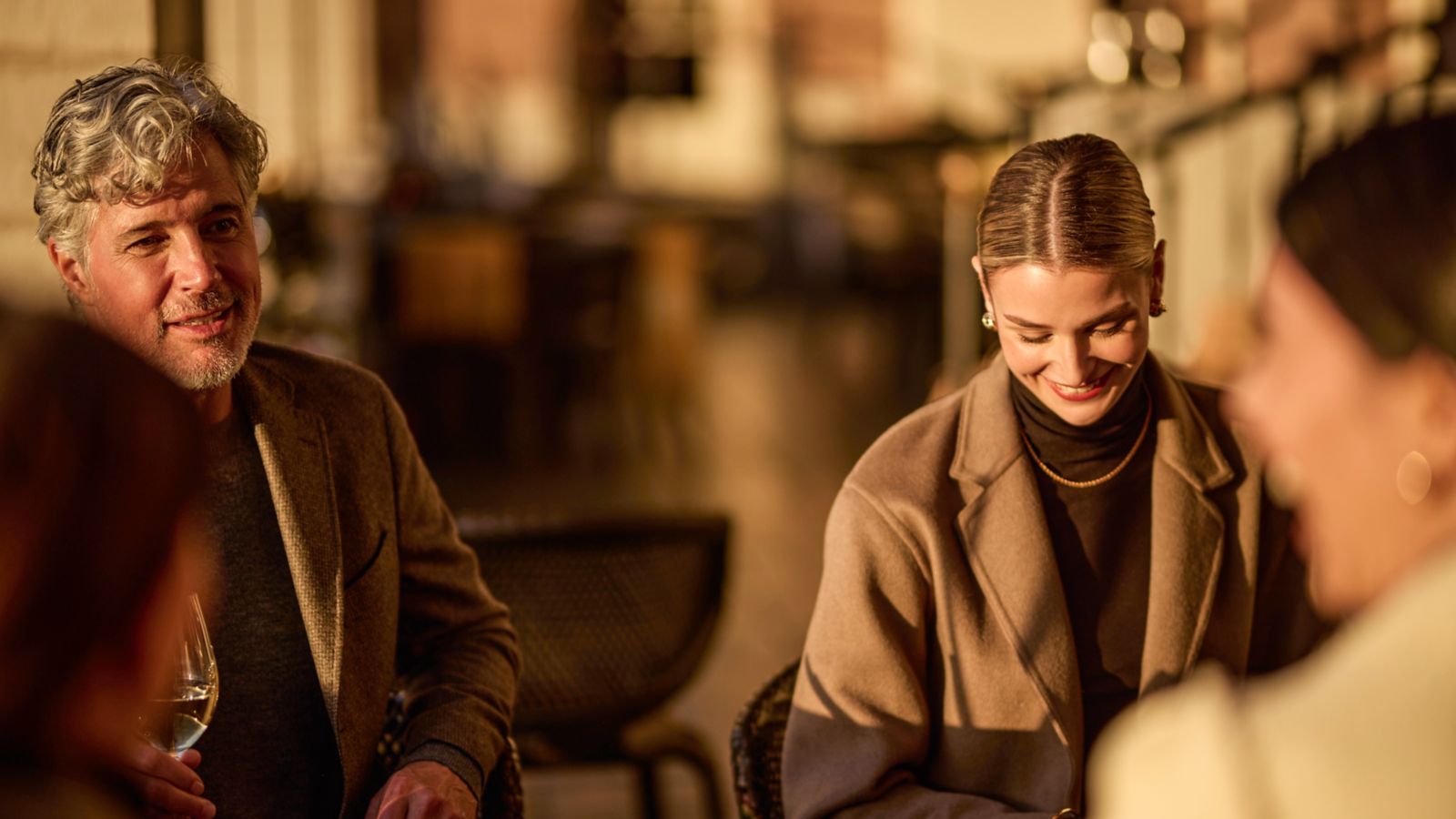 Imagem decorativa: pessoas conversando - Museu do Café em Santos