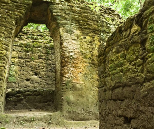 Antiguas ruinas mayas en El Pilar, un sitio arqueológico ubicado en la frontera entre Belice y Guatemala.