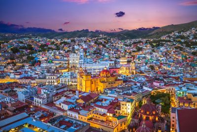 Foto panorámica en el centro de la plaza La Paz de la Basílica Colegiata de Nuestra Señora de Guanajuato