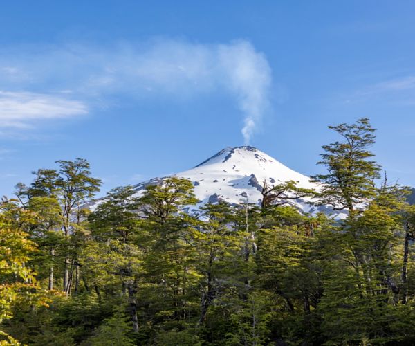 Volcán Villarrica, uno de los más activos de Sudamérica, ubicado en la Cordillera de los Andes en el sur de Chile.