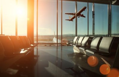 homem com mochila nas costas dentro de um avião 