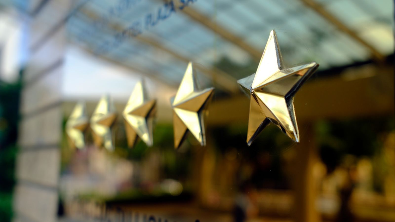 casal sentado na beira da piscina vendo o por do sol