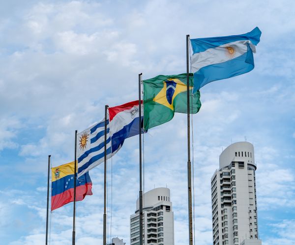 Banderas que representan a los países miembros del Mercosur (Mercado Común del Sur)