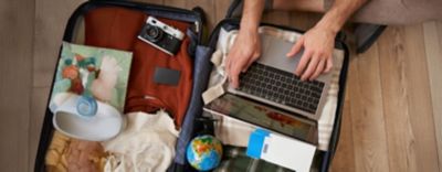 mulher na piscina com notebook