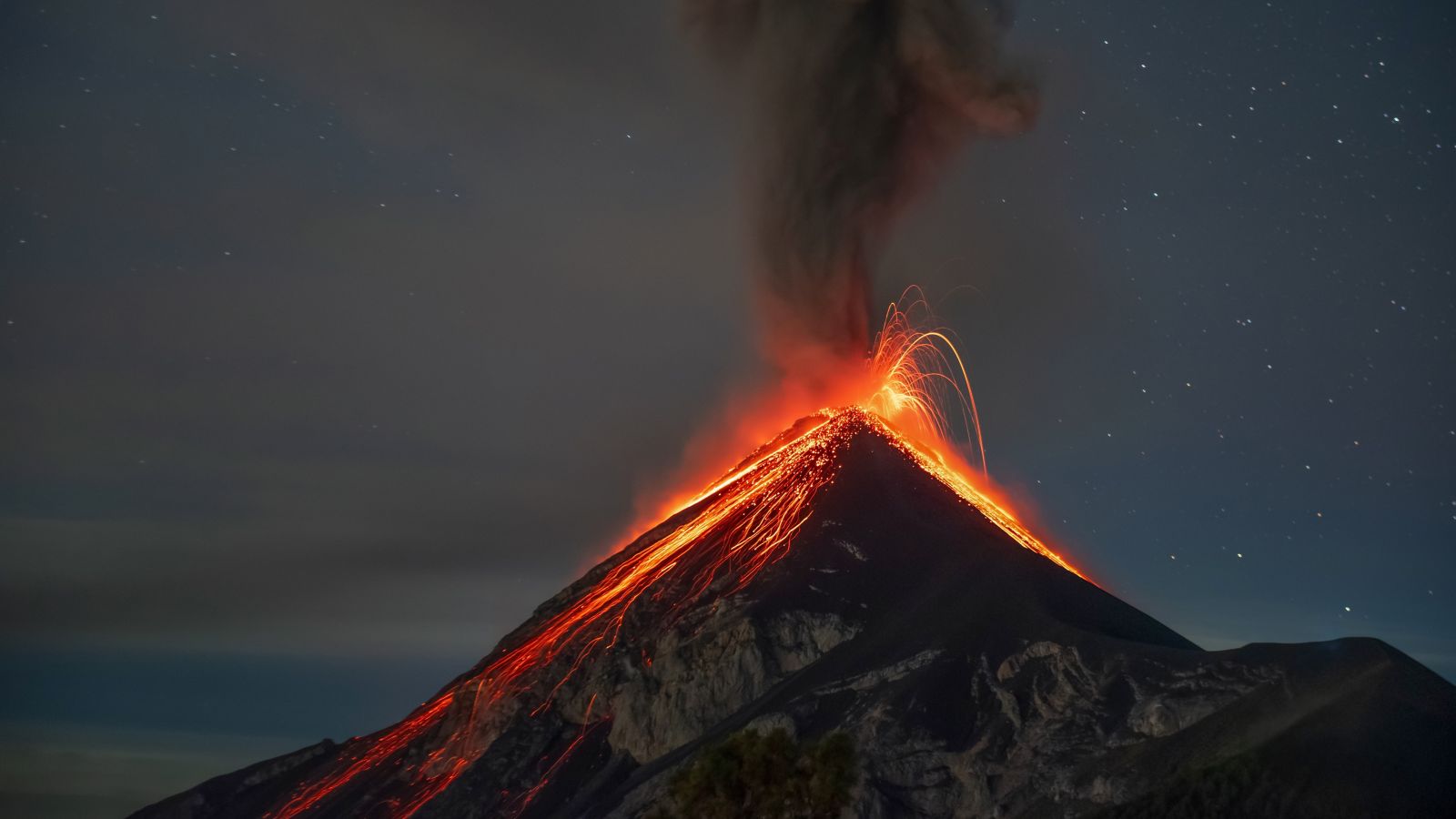 Volcán de Fuego en erupción, ubicado en Guatemala.